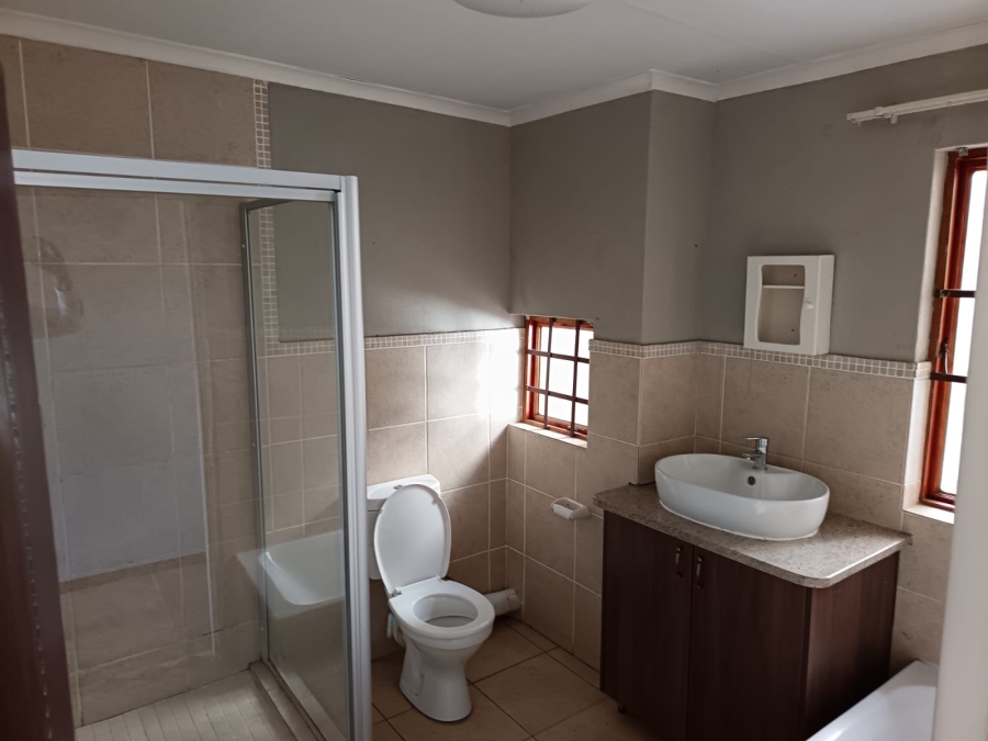 To Let 3 Bedroom Property for Rent in Hillside Free State